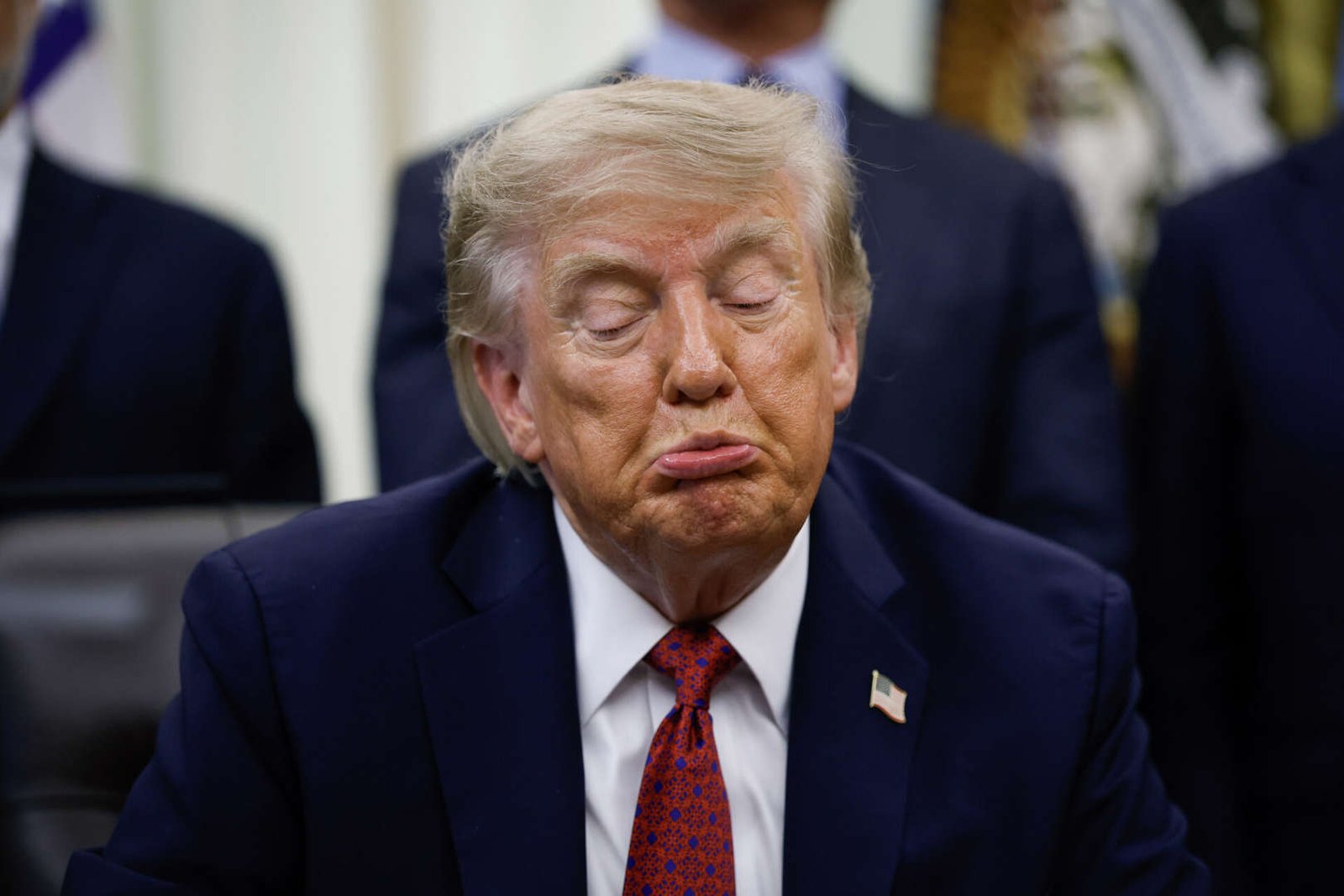 Sinto-me muito triste: Trump compartilha seu estado emocional